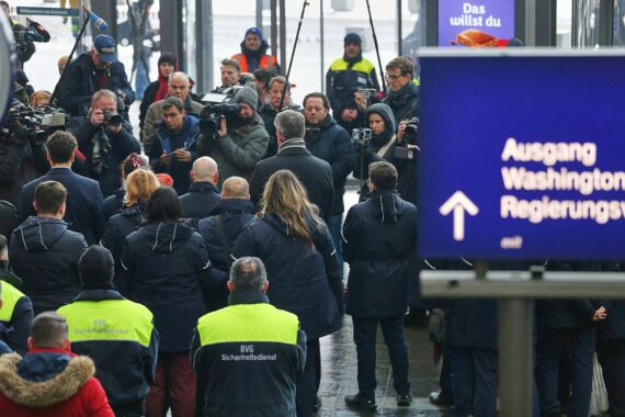 Schweigeminute für verstorbenen Zugbegleiter, Trauer, Gedenken, Gemeinschaft, erinnernde Atmosphäre.