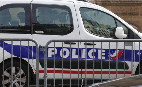 Polizeiauto am Arc de Triomphe nach Messerangriff während Zeremonie zur Ewigen Flamme.