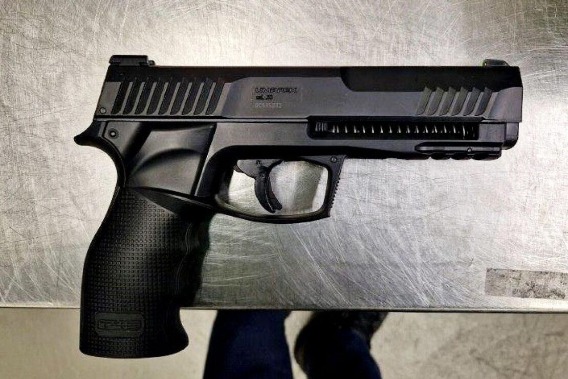 Polizei stellt Druckluftpistole und Messer am Flughafen sicher