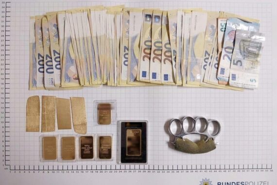 Bundespolizei sichert Goldbarren, Bargeld und Schlagring bei Kontrolle in Aachen.