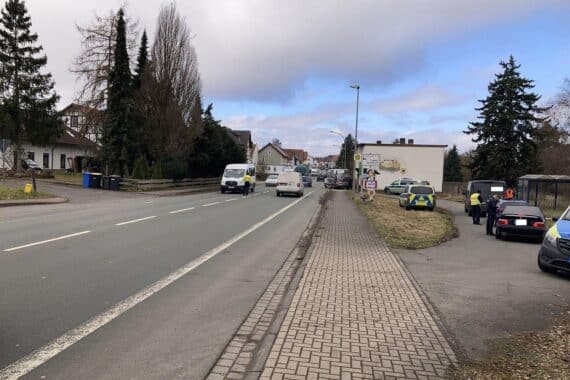 Verkehrskontrolle mit Polizisten, Drogentests und Fahrzeugen in Bad Wildungen. Sicherheit im Fokus.