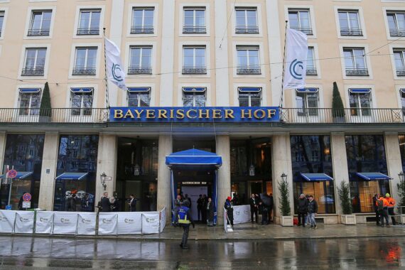 Polizisten und Demonstranten auf der Münchner Sicherheitskonferenz, friedliche und störende Aktivitäten.