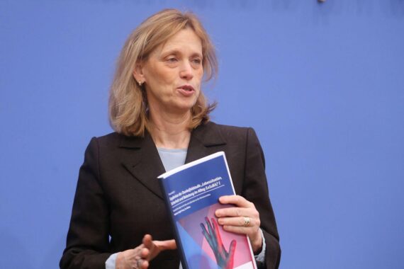 Karin Prien spricht über Gewaltprävention, Bildung und Unterstützung für Betroffene in Deutschland.