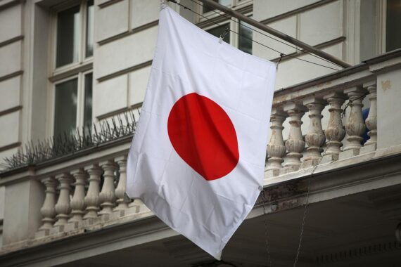 Japanische Flagge, Symbol für die Parlamentswahl und die Stärkung der Regierungspartei LDP.