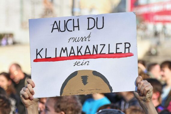 Fridays for Future-Demo mit Plakaten für Klimagerechtigkeit und nachhaltige Zukunft in Berlin.