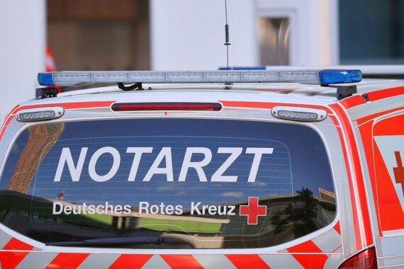 Notarzt und Rettungshubschrauber am Unfallort, Schüttorf, tragischer Verkehrsunfall mit tödlichem Ausgang.