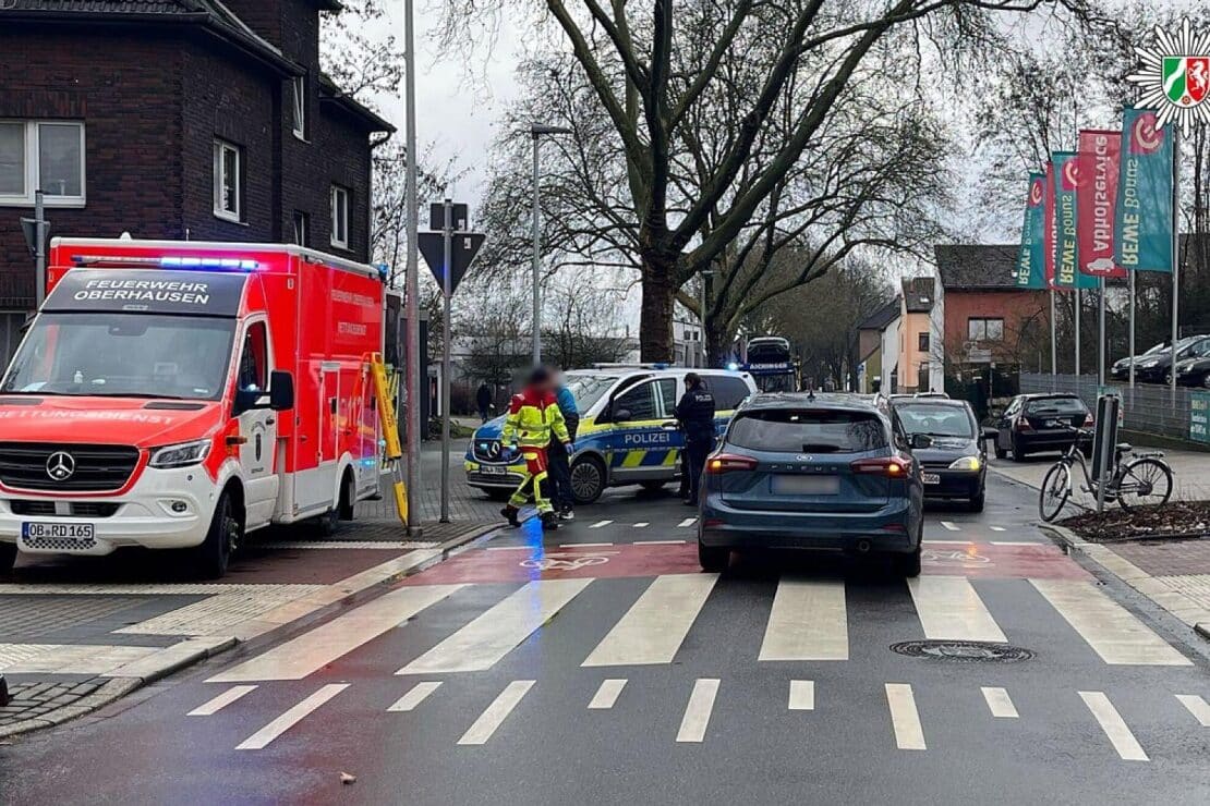 Radfahrerin in Oberhausen an roter Überfahrt angefahren