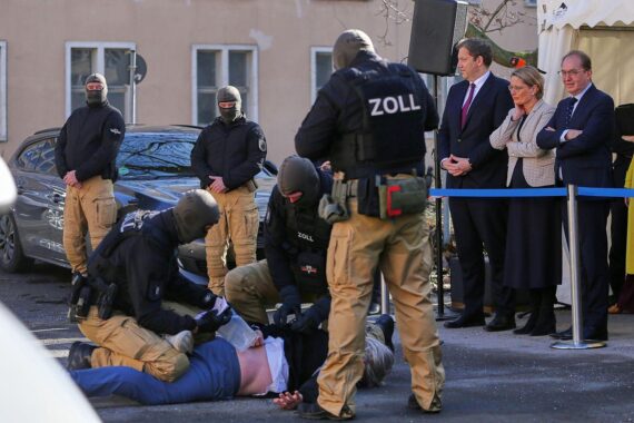 Bundesminister zeigen Einsatzkräfte des Zolls bei Bekämpfung organisierter Kriminalität und Geldwäsche.