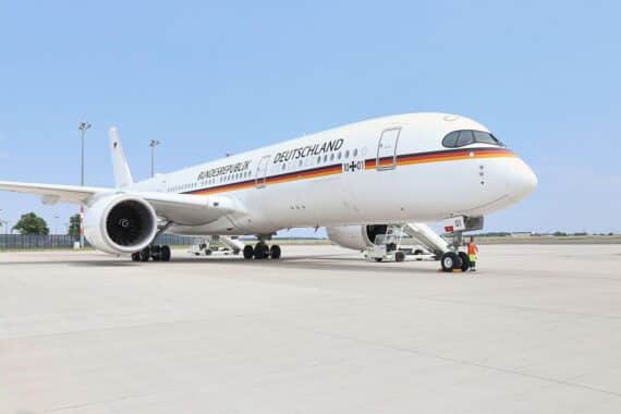 Flugzeug der Flugbereitschaft mit verbessertem Internet, symbolisiert digitale Fortschritte in der Politik.