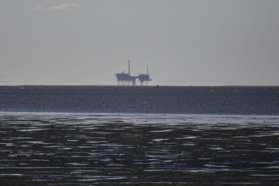 Gas-Bohrinsel im Meer mit bohrenden Geräten, symbolisiert Deutschlands Bestrebungen zur Gasförderung und Exploration.