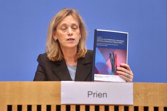 Karin Prien präsentiert Dunkelfeldstudie, Fokus auf Gewaltprävention und Hilfe für Betroffene.