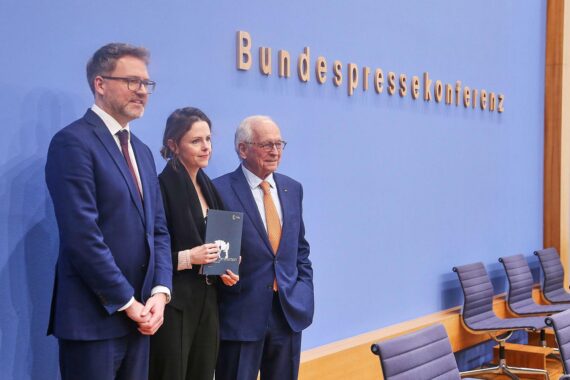 Pressekonferenz zur Münchner Sicherheitskonferenz: Diplomaten, Redner und internationale Teilnehmer stehen zusammen.