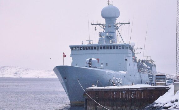 Dänisches Kriegsschiff patrouilliert in Grönland, Symbol für NATO-Schutz im Hohen Norden.