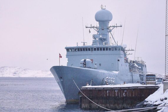 Dänisches Kriegsschiff patrouilliert in Grönland, Symbol für NATO-Schutz im Hohen Norden.