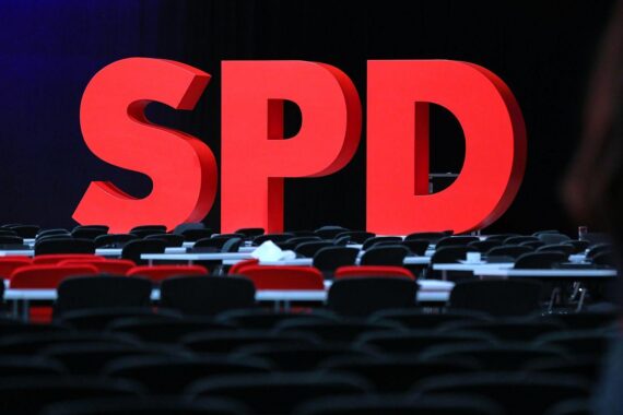 SPD-Logo mit kritischer Aussage zur Stoppentscheidung für Integrationskurse von BAMF.