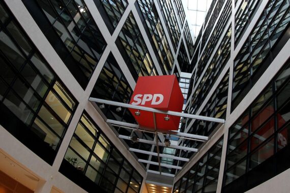SPD-Logo im Willy-Brandt-Haus, symbolisiert Kritik an fehlender Migrationsexpertise im Programmrat.