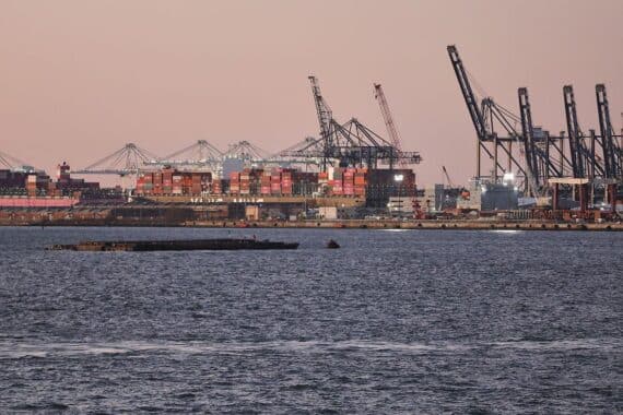 Industrieanlagen, symbolisierend wirtschaftliche Unsicherheit und die Auswirkungen von Zölle und Handelspolitik.