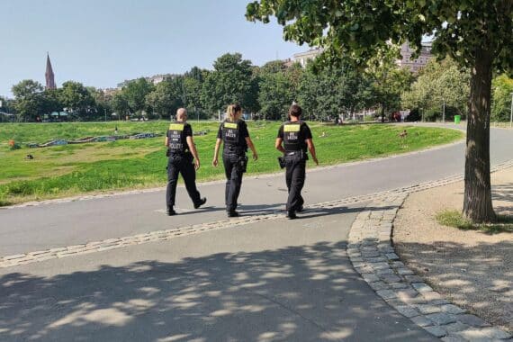 Polizisten im Görlitzer Park, Symbol für Maßnahmen gegen Drogenkonsum im öffentlichen Raum.
