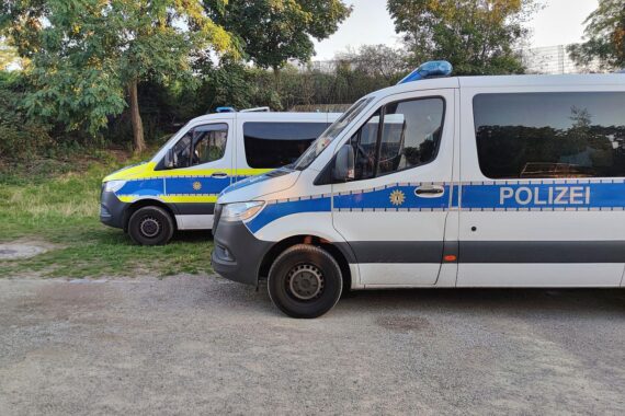 Polizisten im Einsatz, in Uniform, symbolisieren den Schutz und die aktuellen Herausforderungen der Beamten.