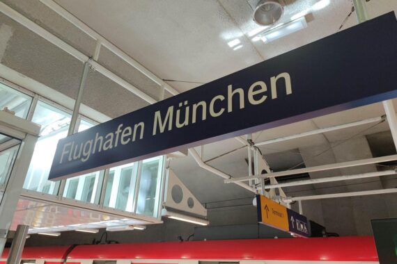 Warten auf Passagiere am Münchner Flughafen nach Kommunikationsproblemen und stundenlangen Flugzeugaufenthalten.