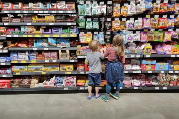 Kinder im Supermarkt, Einkauf von zuckerhaltigen Getränken, Gesundheitsbewusstsein fördern.