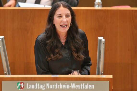 Lena Teschlade bei Pressekonferenz, diskutiert Ausbildungsplätze und Herausforderungen in Nordrhein-Westfalen.