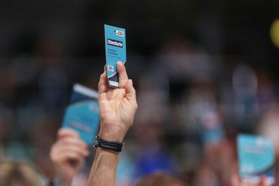 CDU-Parteitag 2026: Abstimmung über kontroverse Beschlüsse zur Teilzeit und Krankschreibung.