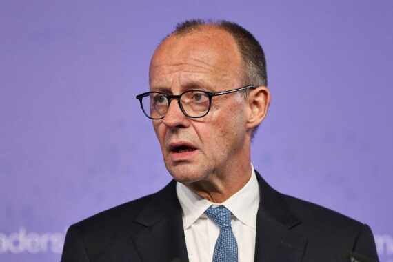 Friedrich Merz, CDU, kritisiert SPD-Steuerpläne; Dirk Wiese verteidigt höhere Besteuerung hoher Einkommen.