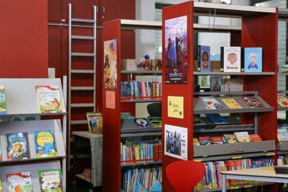 Bücher und Kinder beim Lesen, Symbol für Leseförderung und Bildung in Schulen.