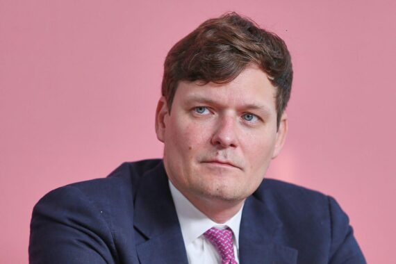 Kultusminister Conrad Clemens evaluierte erfolgreich sächsische Berufsschulen, betonte regionale Stabilität und Anpassungsbedarf.