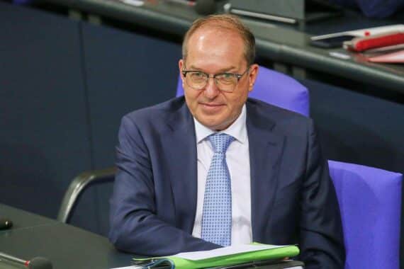 Politische Diskussion über Dobrindts Sparplan für Integrationskurse; SPD protestiert, Union unterstützt.