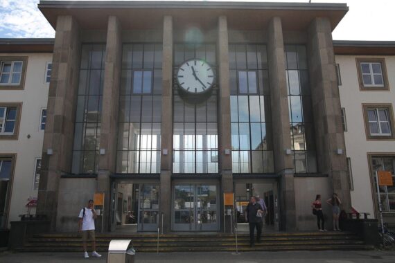 Schlägerei im Trier Hauptbahnhof; Polizei sucht Zeugen für Vorfall in Bahnhofshalle.