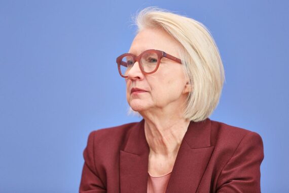 Monika Schnitzer diskutiert Steuerentlastungen und soziale Belastungen im Berliner Wirtschaftskontext.