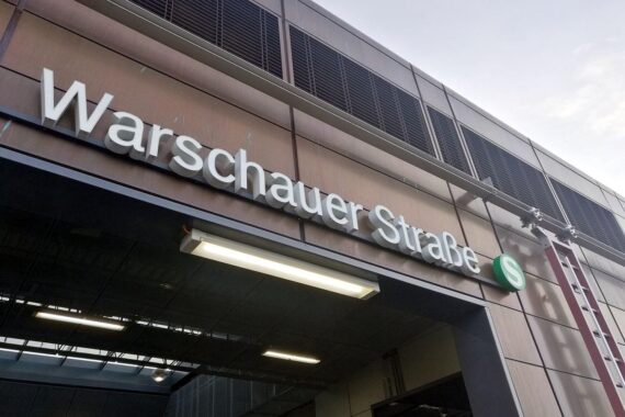 S-Bahnhof Warschauer Straße, Polizei, Auseinandersetzung, Schreckschusswaffe, verletzter Mann im Fokus.