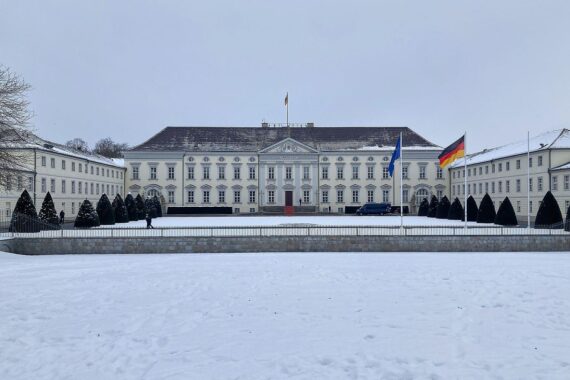 Schloss Bellevue mit Flaggen, Symbol für die bevorstehende Bundespräsidentenwahl am 30. Januar 2027.
