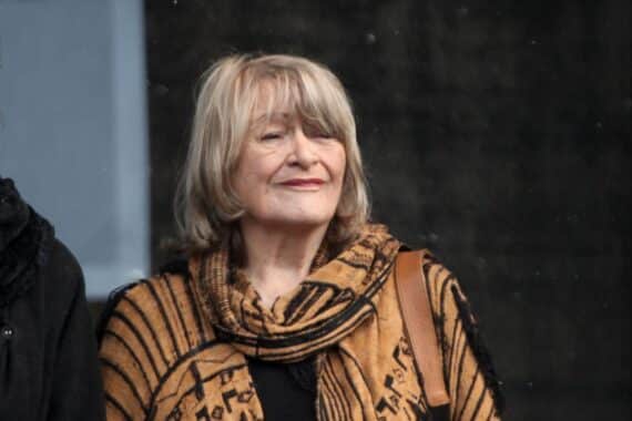 Alice Schwarzer diskutiert feministische Themen und politische Herausforderungen im Kontext der AfD und Merkel.