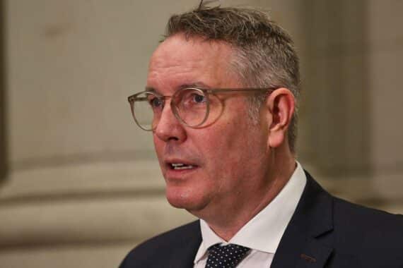 Alexander Schweitzer spricht auf Festakt, feiert 25 Jahre ELAN für Nachhaltigkeit in Rheinland-Pfalz.