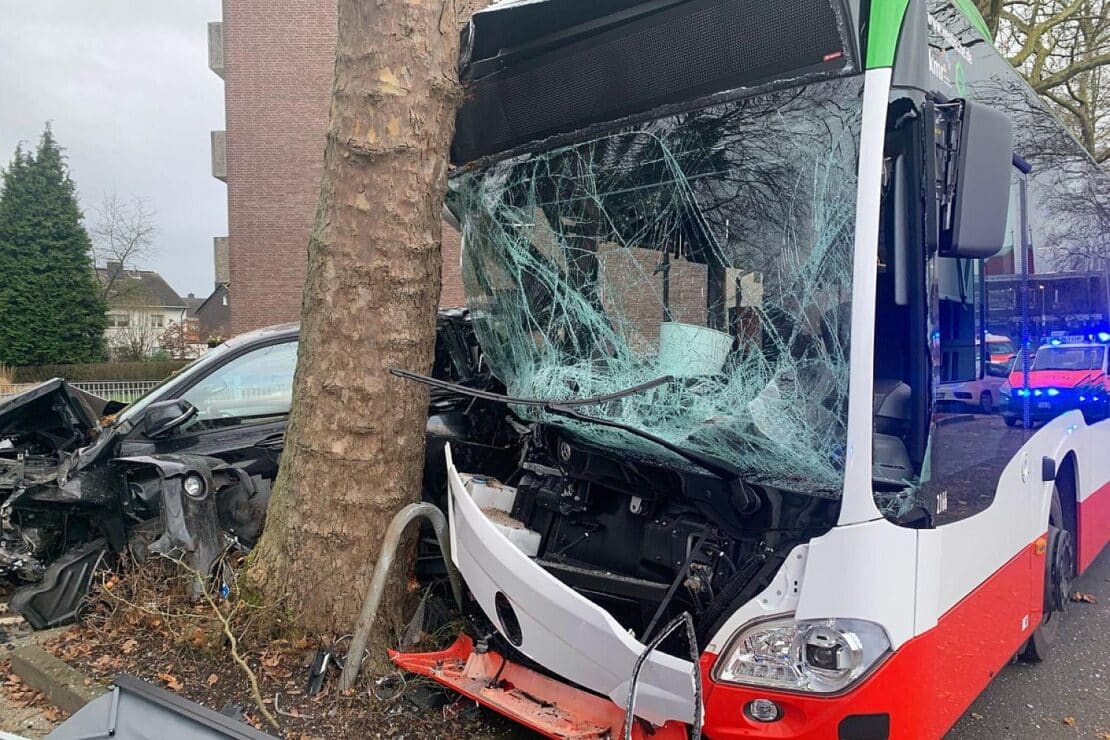 Schwerer Busunfall in Gladbeck verletzt elf Personen