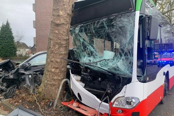 Schwerer Verkehrsunfall: Linienbus kollidiert mit zwei Autos, Feuerwehr und Rettungskräfte im Einsatz.