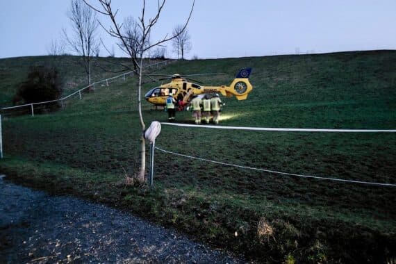 Rettungsaktion im Wald: Feuerwehr und Hubschrauber bringen verletzte Reiterin ins Krankenhaus.