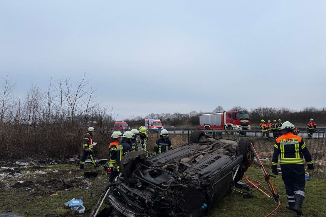 Schwerer Unfall auf A1 bei Bockel schleudert Auto auf Wiese