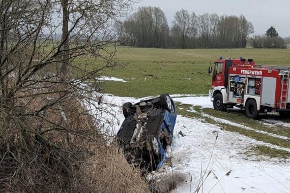 Schwerer Verkehrsunfall auf B 209: Auto streift Lastwagen, landet auf dem Dach.