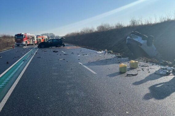 Zwei beschädigte Autos an Unfallstelle, Polizei und Rettungswagen helfen Verletzten.