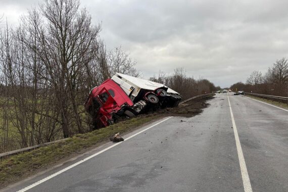 Verkehrsunfall zwischen PKW und Sattelzug auf Bundesstraße 72 mit schwerverletztem Fahrer.