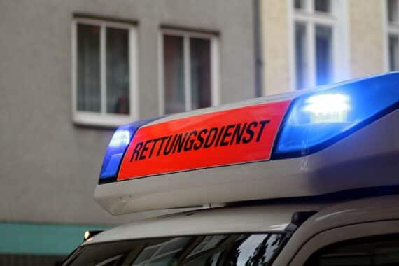 Rettungsdienst und Unfallfahrzeuge auf einer Landstraße, mit Rettungshubschrauber und Absperrungen.
