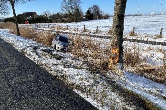 Schwerer Unfall: Ford C-Max prallt gegen Baum und landet im Graben, Fahrer schwer verletzt.