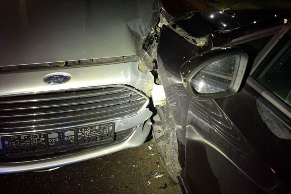 Schwerer Verkehrsunfall: Rettungswagen, beschädigte Fahrzeuge und Polizei auf Gelpestraße in Engelskirchen.