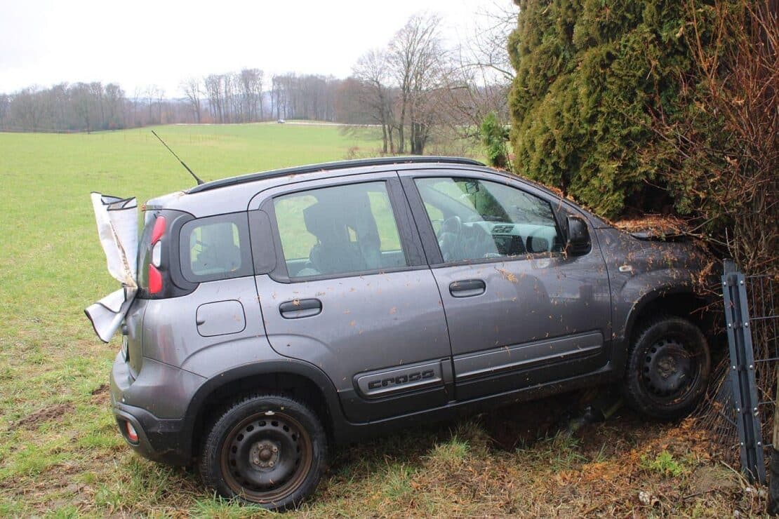 Schwerer Unfall in Overath – Fahrer nach Kollision mit Strommast in Lebensgefahr