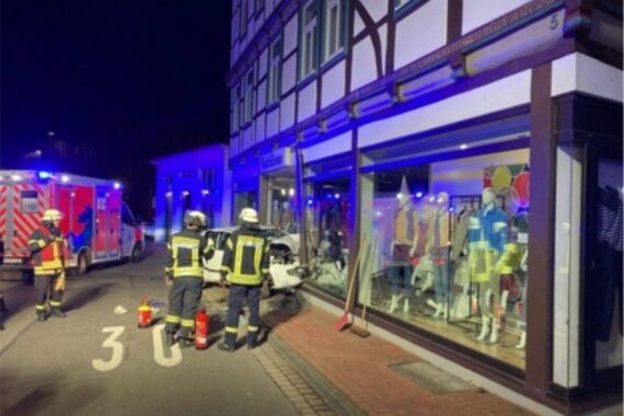 Unfallort mit Fiat Punto im Schaufenster, Polizei ermittelt, zwei lebensgefährlich Verletzte.