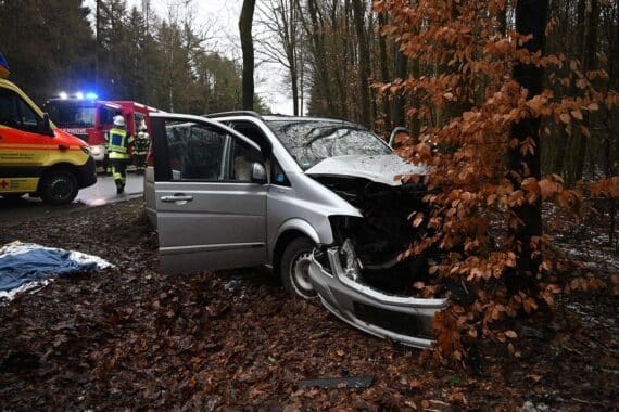 Schwerer Verkehrsunfall: Pkw gegen Baum, Rettungshubschrauber im Einsatz, Straße gesperrt.